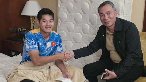 Chủ tịch VFF Trần Quốc Tuấn thăm và động viên Nguyễn Hiểu Minh